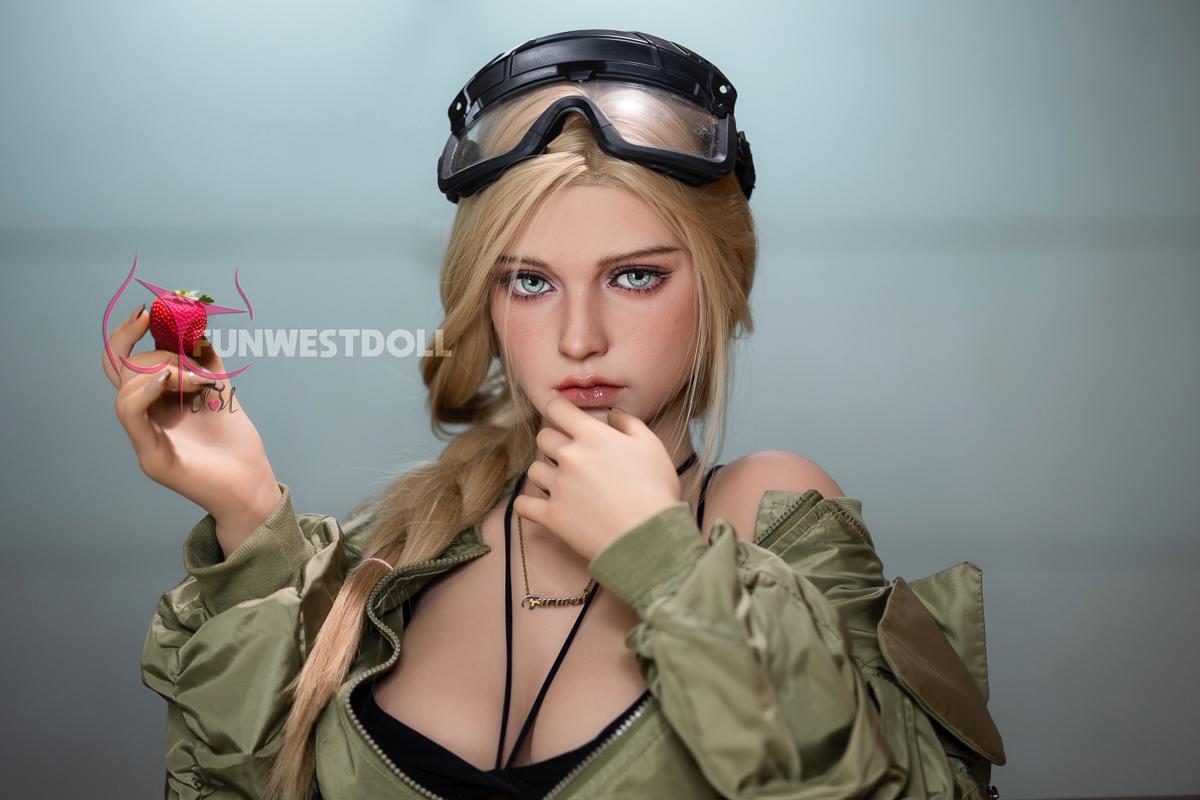 Sex doll Bianca | Blonde sexdoll with bouncy breasts